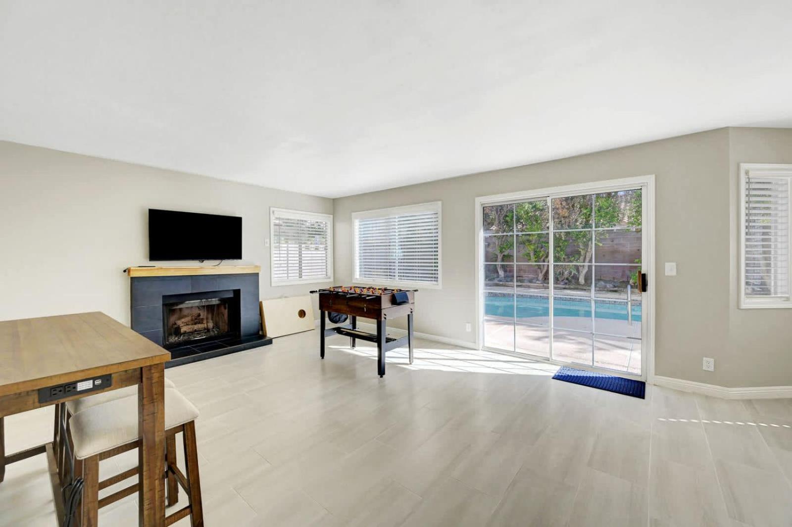Bright Fun Spacious Home With Pool 라스베이거스 외부 사진